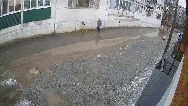 Орчанка оставила пакет с мусором у дома и спокойно ушла