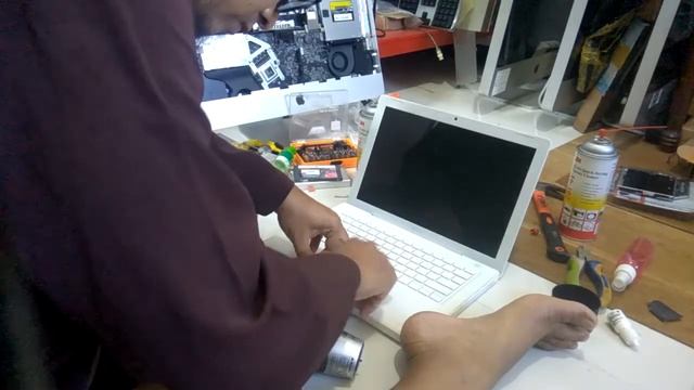 Removing The MacBook White Early 2008 Body Stiker After 12 Years - Amazing Condition