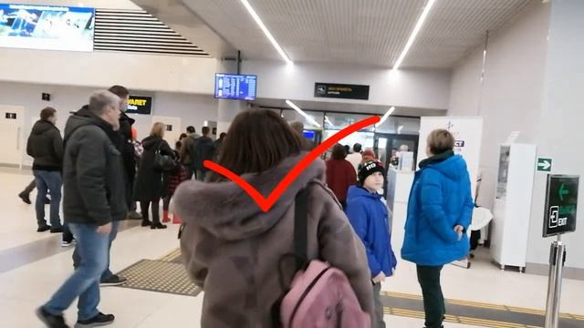 АЭРОПОРТ# АНАПА. ПРИСТАЛ ПЬЯНЫЙ МУЖИК НЕТ СЛОВ! УРА, ПРИЛЕТЕЛ МОЙ МУЖ!.mp4