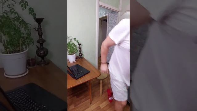 Как должен пукать муж по мнению жены ????
