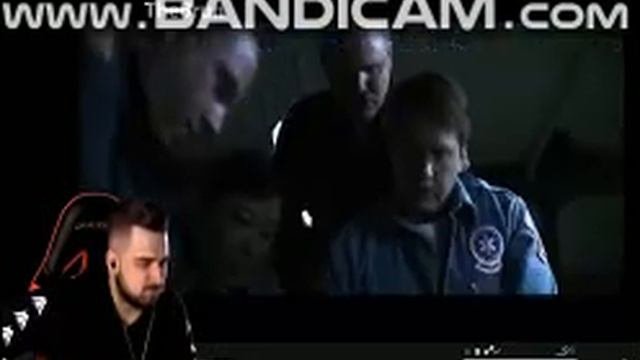Hard Play смотрит Незасмейся чележ The Brun как воды в рот набрал...