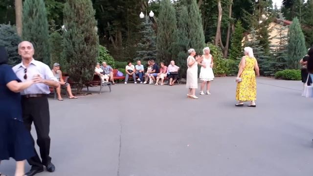 ХМЕЛЕЮ Я ОТ ЗАПАХА ТВОИХ ВОЛОС! ХАРЬКОВ ТАНЦЫ В ПАРКЕ ГОРЬКОГО