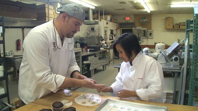 DSN: Judy Makes Fondant Flowers! | Design Squad