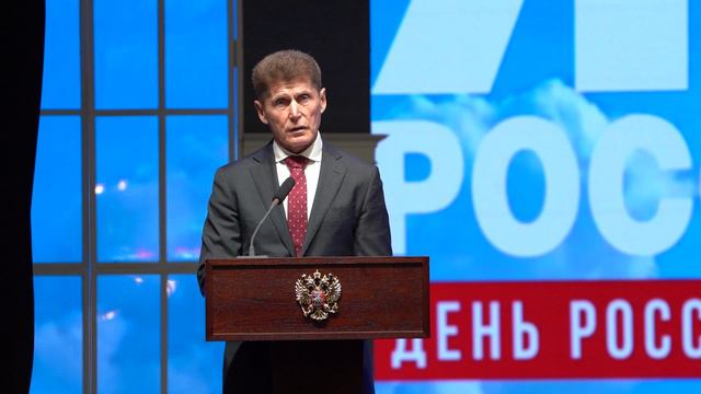 Олег Кожемяко вручил государственные награды жителям Приморья в День России.