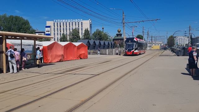 Два трамвая 71-911ЕМ "Львёнок" (маршрут 10) на остановке Ул. Мосина. Г. Тула. 8 июня 2024г.