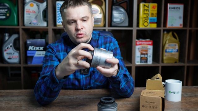 Сравнение подделки масляного фильтра 03C115561H с оригиналом. Светится под ультрафиолетом.