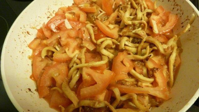Теплый салат из кальмаров с томатами