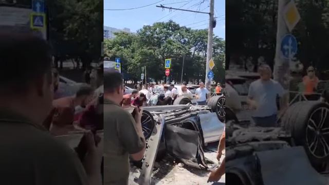 В Краснодаре BMW рухнула с третьего этажа парковки местного ТЦ. 25.06.2024