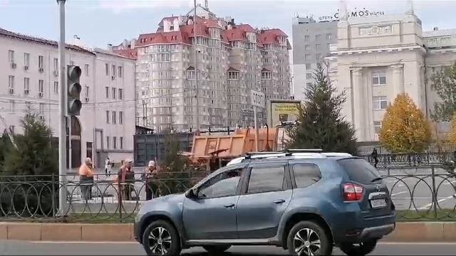 В центре Волгогада начали сдирать приличный асфальт