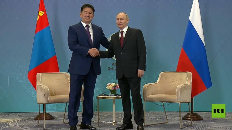 بوتين يجتمع مع نظيره المنغولي تساخناجين خوريلسوك على  هامش قمة  شنغهاي في أستانا
