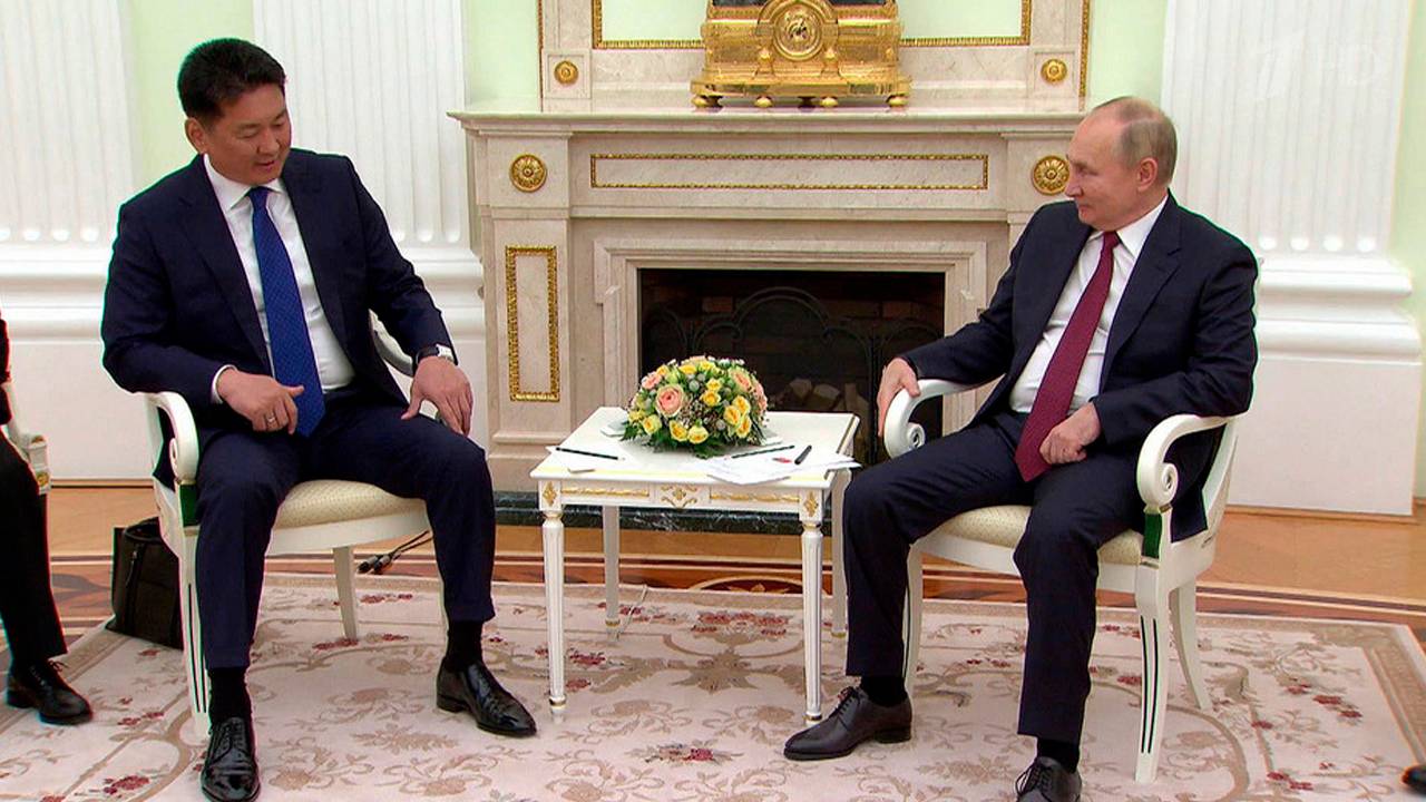 Путин проводит переговоры с президентом Монголии