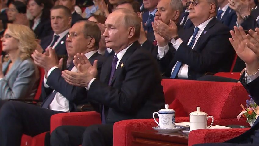 Праздничная атмосфера на концерте, который посетили Путин и Си Цзиньпин