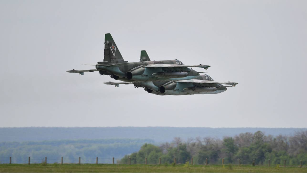 Экипажи Су-25 бьют врага в приграничье Курской области. Лучшее видео из зоны СВО