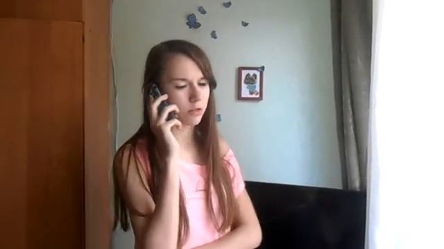 Как ведут себя девушки при подруге и при парне?