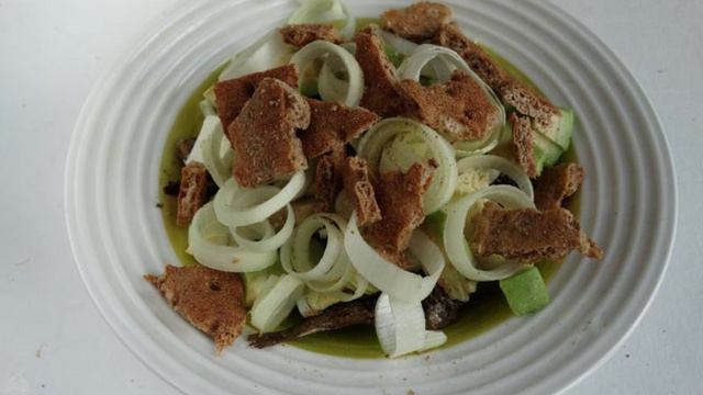 Салат со шпротами и авокадо
