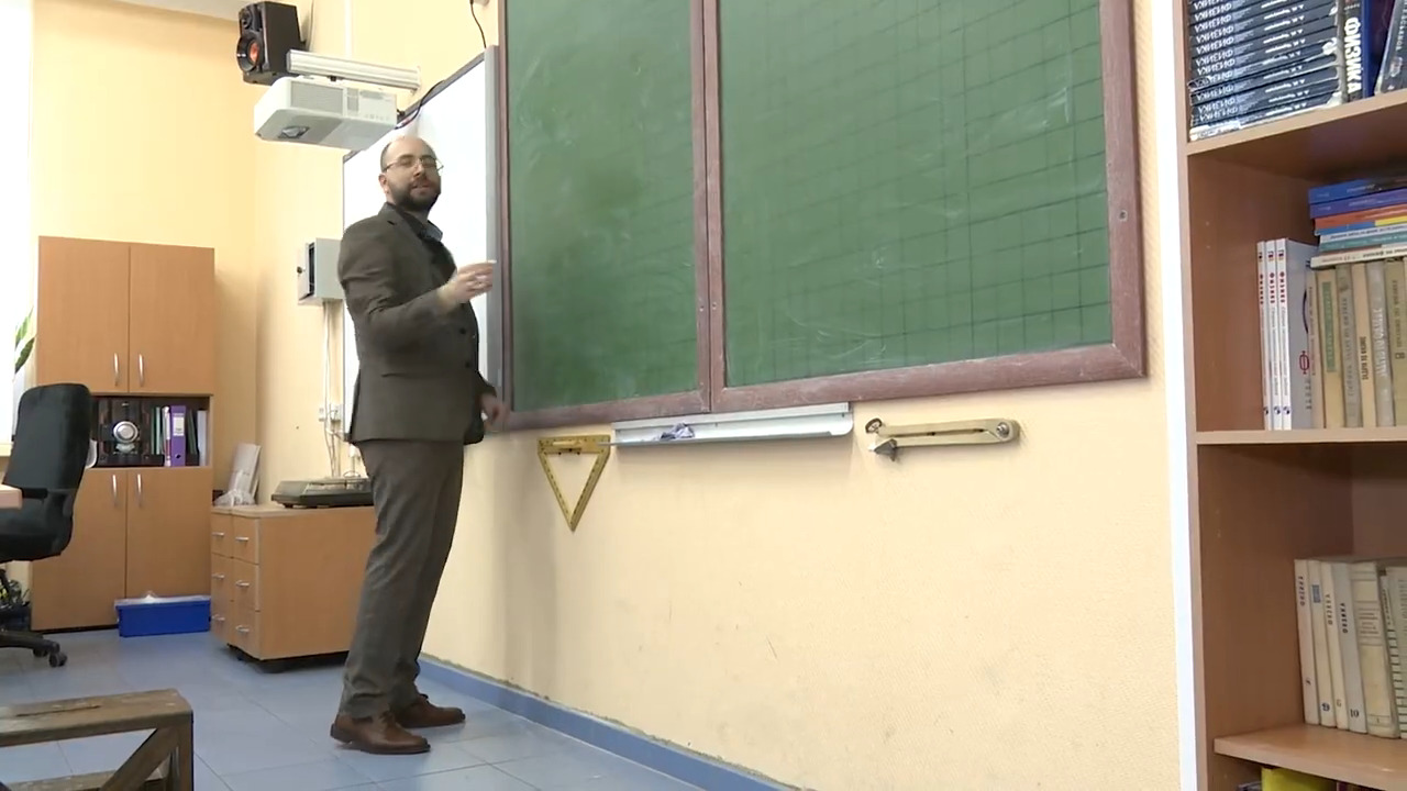 Преподаватель физики школы № 10 стал лауреатом премии «Учитель года» 14.05.2024