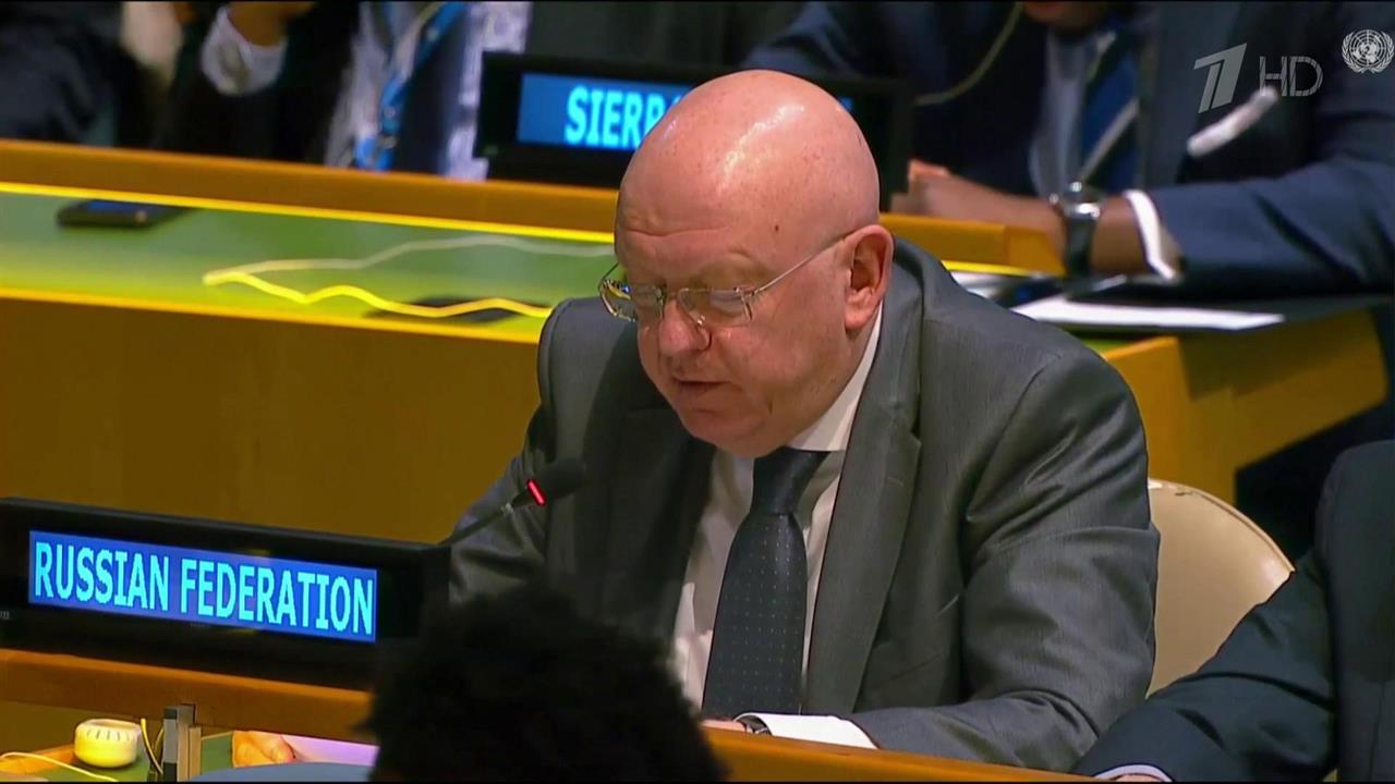 На заседании Генассамблеи постпред Израиля демонстративно измельчил устав ООН в шредере