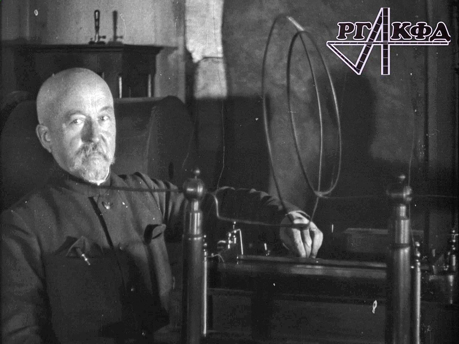 Первая радиоустановка Попова, детектор электромагнитных колебаний из бисера (кинохроника, 1940 г.)