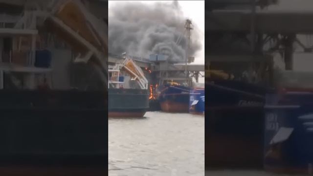 Видео пожара в центральном грузовом порту Азова. 🔥