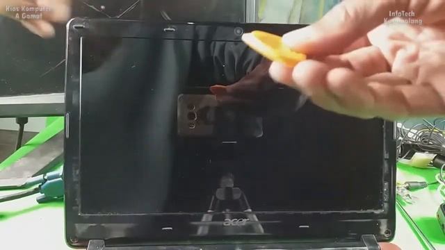 Ganti Layar LCD Netbook Acer Aspire One 722 Blank Putih