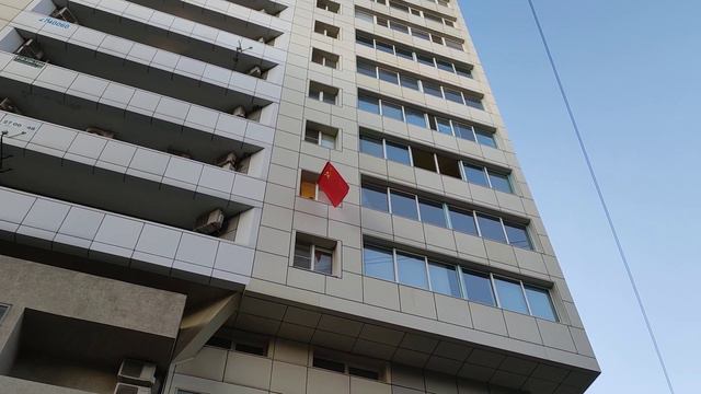 Советский флаг на балконе в Ростове
