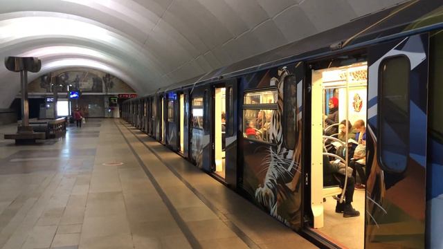 Метропоезд 81-760 «Полосатый экспресс» на станции Тимирязевская