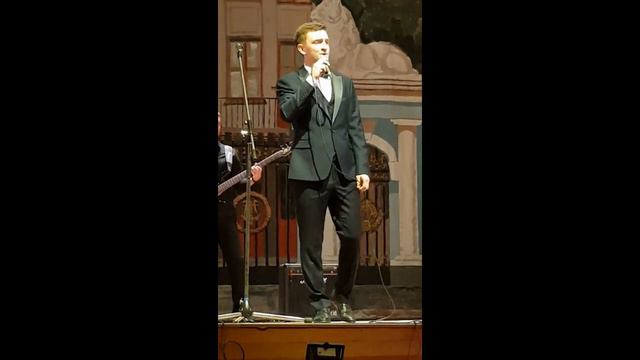Янис Шкляев поет песню "Первое апреля" (муз. Владимира Мигули - ст. Игоря Шаферана)