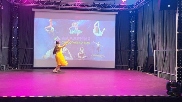 Викуля (9 лет) танцует вальс и ча-ча-ча