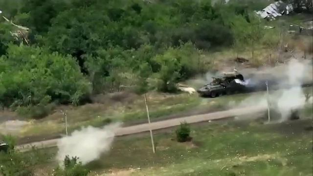 Русская Армия вошла в село Сокол. На видео бой между нашим БТР-82А с десантом и БМП M2 «Bradley»