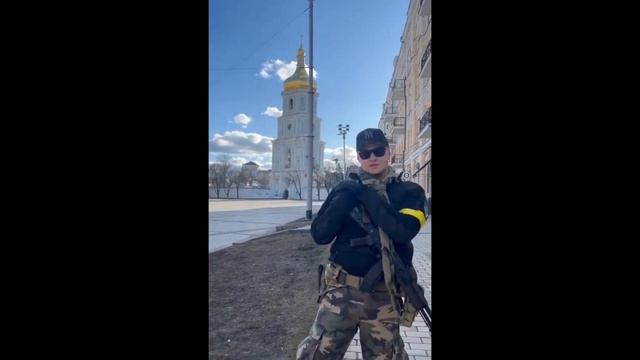 Andriy Khlyvnyuk sings in the streets of Kyiv