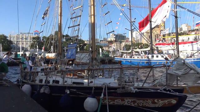 Владивосток парусники Ami и Kaiwo Maru.