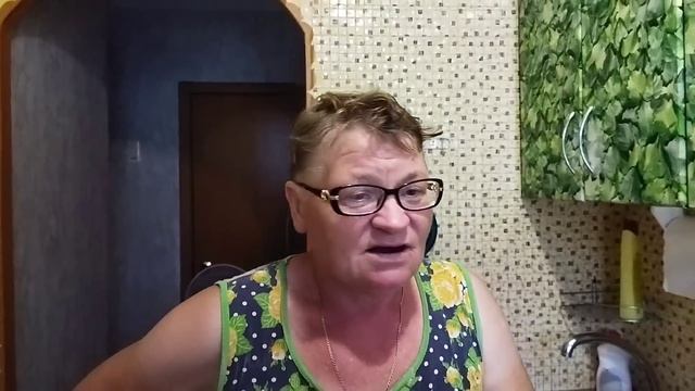 Мама целый день у плиты.