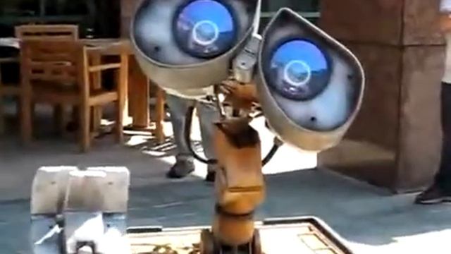 Реальный интерактивный робот Wall-E в диснейлэнде