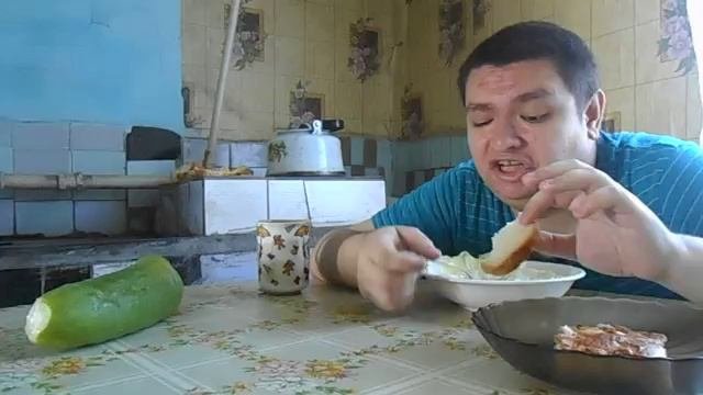 Пробуем приготовленые жареные яица