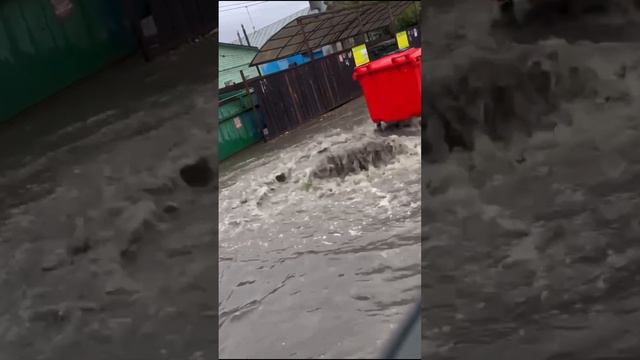 Сначала Оренбург тонул из-за паводка, теперь из-за коммунальных аварий, фонтан на Полтавской! #жкх