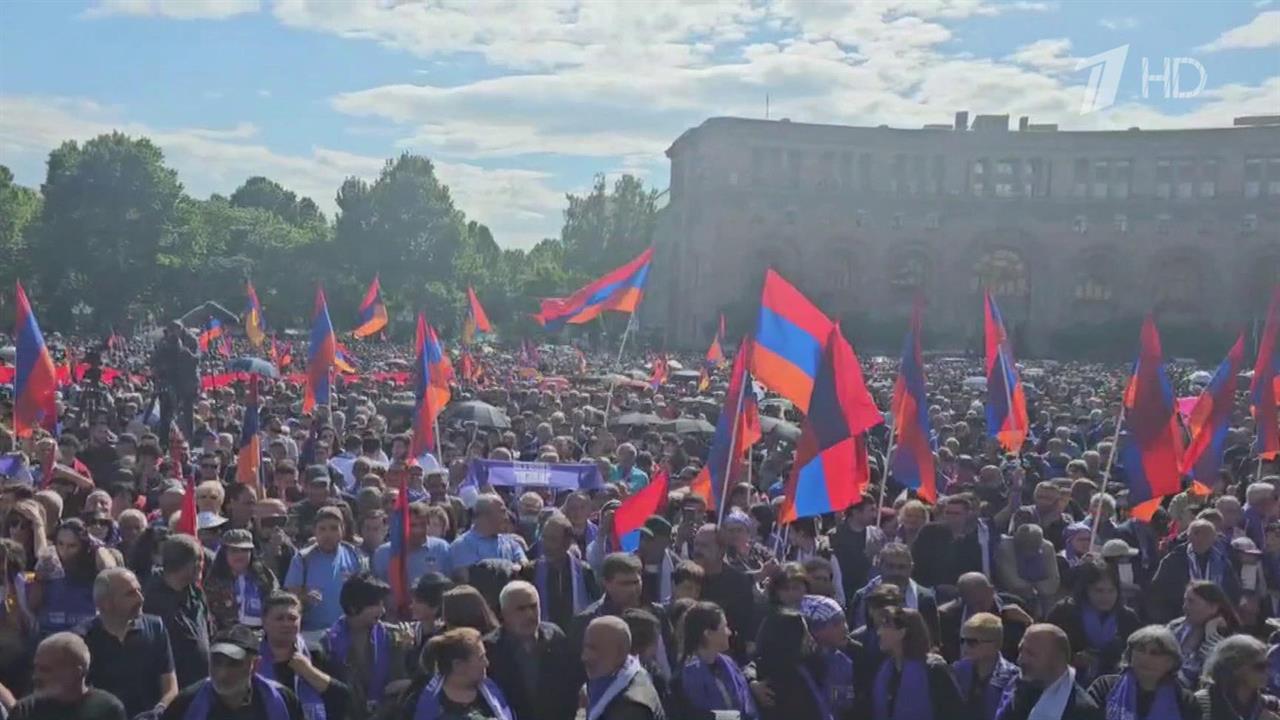 В Ереване более ста тысяч человек собрались на новую акцию протеста с требованием отставки Никола...