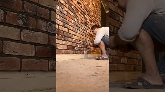 Процесс затирки на стене из кирпича