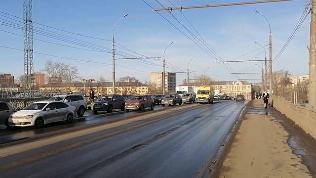 Скорая обьезжает пробку, город Вологда