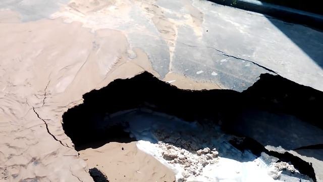 Около университета имени В.Н. Каразина появилась дыра в асфальте