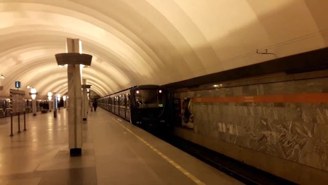 Метропоезд 81-540.1/541.2 Пришелец на станции Ладожская