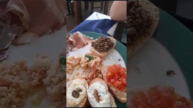 Тоскана, сколько стоит обед в Тратторие в Lucignano. Паштет из свиной селезёнки.