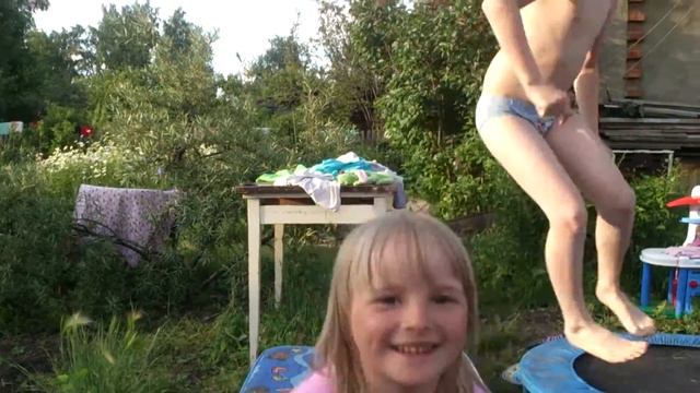 Спор: сможет ли Жека сделать сальто в бассейн?