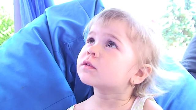 Детский прикол маленькая девочка бьет видео камеру\Little girl jokes little girl beats video camera