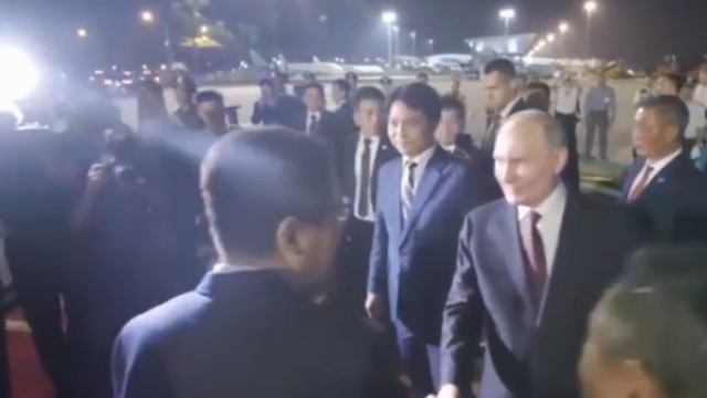 Самолёт Владимира Путина приземлился в аэропорту Ханоя.
В рамках двухдневного визита во Вьетнам