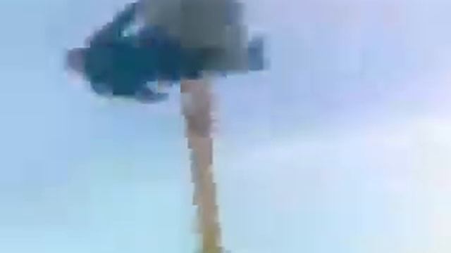 Экскаватор покрутил человека