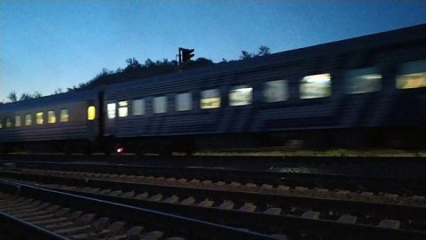 VID_20240422_195518.mp4. Поезд 141Е "Таврия" Пермь - Симферополь.
