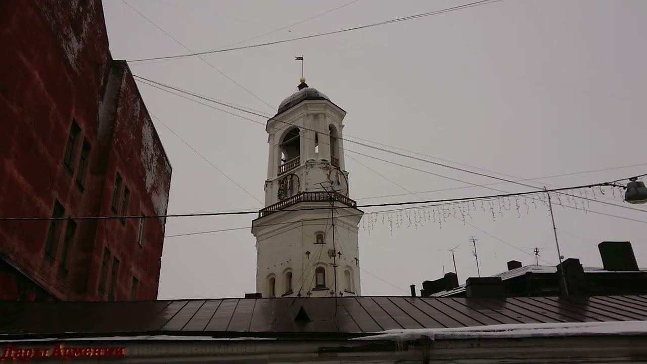 Выборг, полдень, бой часов на башне.