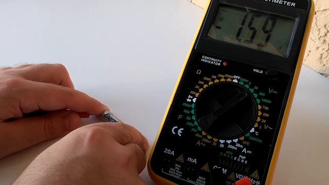 Мультиметр TEK DT 9208A - измерение постоянного напряжения батарейки на 1,5 В