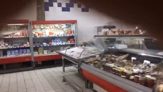 Магазин Арзан воробьи едят рыбу !!!