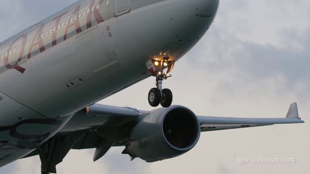 Эйрбас А330 авиакомпании Qatar Airways приземляется в аэропорту Пхукет.